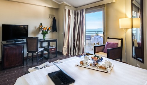 Habitación panorámica, vistas parciales al mar