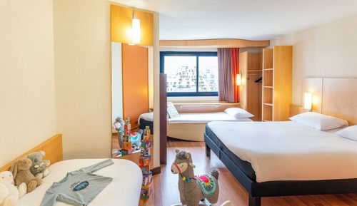 Habitación estándar con 2 camas individuales, varias camas