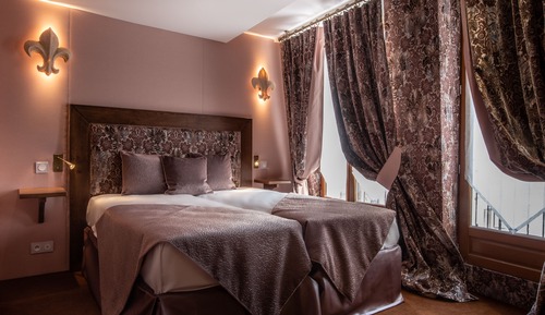 Habitación clásica con 1 cama doble o 2 individuales, balcón