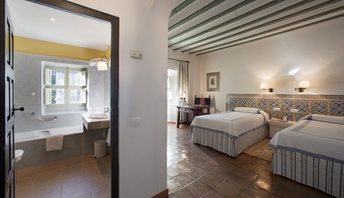 Habitación estándar con 2 camas individuales (2 Adults and 1 Child)