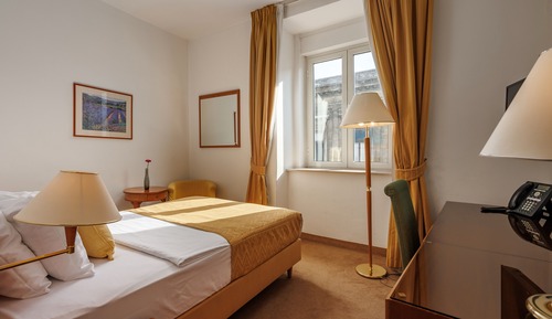 Habitación individual superior (with french bed)