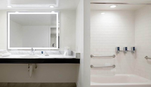 Suite, 1 cama de matrimonio grande con sofá cama (Mobility Accessible, Tub)