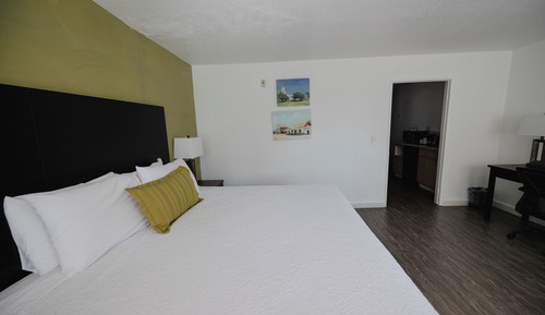 Deluxe Room, 1 King Bed, Non Smoking, Refrigerator & Microwave