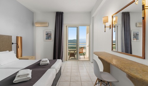 Habitación superior con 1 cama doble o 2 individuales, vistas al mar