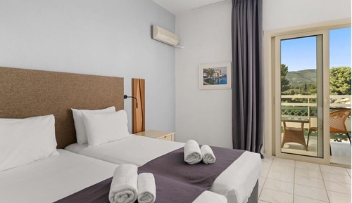 Habitación con 1 cama doble o 2 individuales, vistas al jardín