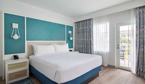 Suite, 1 cama de matrimonio grande, accesible para personas con discapacidad, balcón (Pool View)