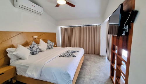 Supreme King Partial Ocean view + hammock