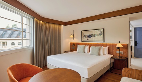 The Level, Family Room with Executive Lounge Access (2+1)