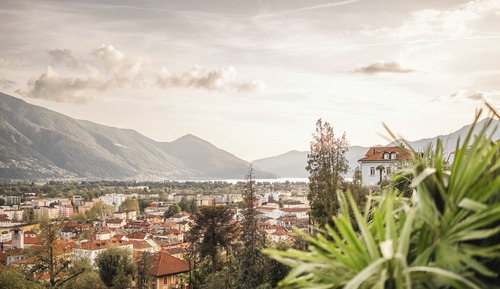Panorama Deluxe Double Room, Balcony with panoramic view over city, mountains & lake