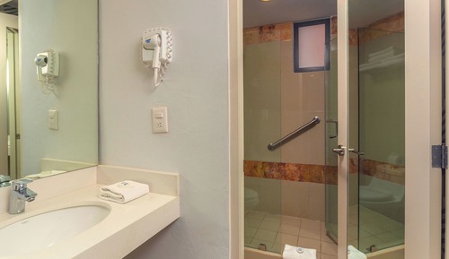 Suite junior, cocina básica, vistas parciales al mar
