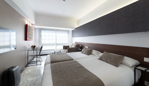 Habitación superior con 2 camas individuales, vistas a la ciudad