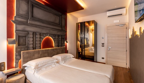Habitación superior con 2 camas individuales, en una planta alta