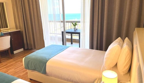 Habitación Premium con 2 camas individuales, balcón, vistas al mar