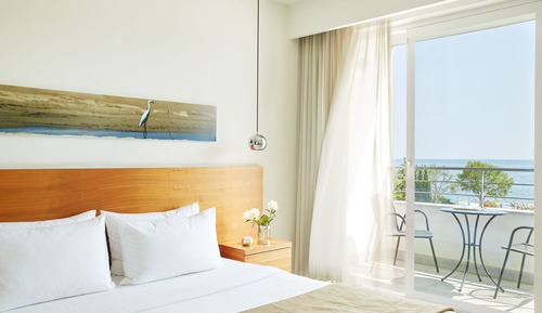 Habitación junior con 1 cama doble o 2 individuales, vistas al mar