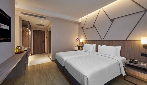 Newly Renovated - Deluxe Hollywood Room