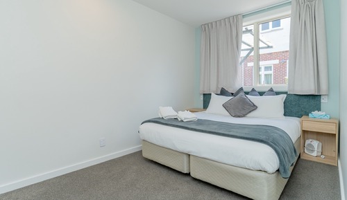 Habitación básica con 1 cama doble o 2 individuales, baño compartido