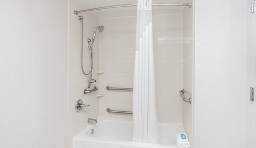 Habitación, 2 camas de matrimonio, vistas a la ciudad (Communication, Accessible Tub)