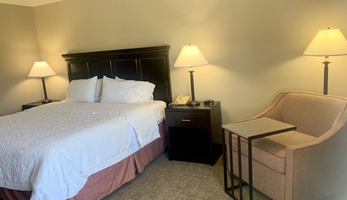 Estudio con cama matrimonial grande