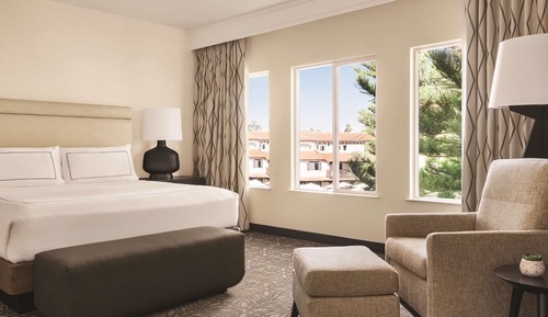 Suite presidencial, varias camas, vistas a la piscina