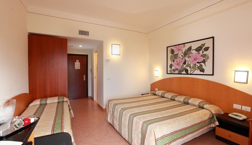Habitación triple, varias camas