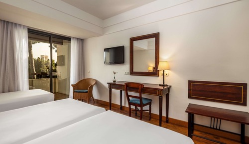 Habitación triple, vistas al jardín