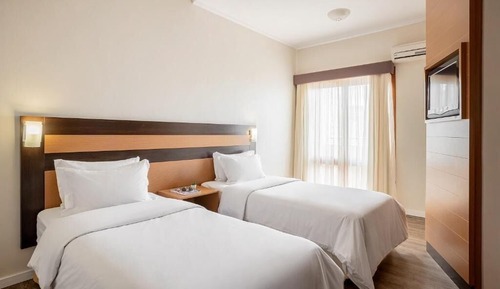 Luxo Casal - 1 Cama Casal e 2 Camas Solteiro
