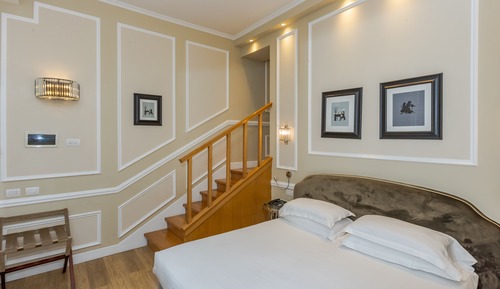 Habitación superior con 1 cama doble o 2 individuales, vistas a la ciudad