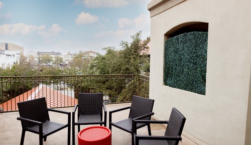 Habitación estándar, 2 camas de matrimonio, balcón, vistas al patio