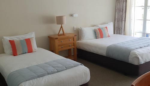 Studio with Courtyard (1 Queen & 1 Single)