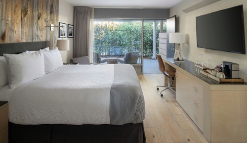 1 Queen Bed