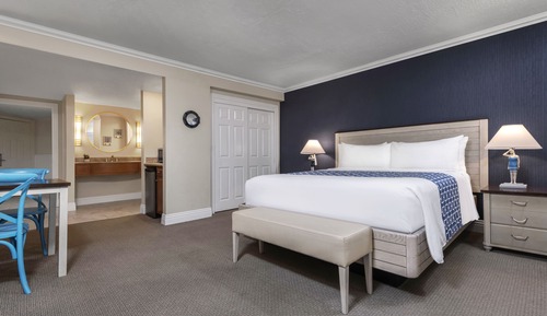 Suite, varias camas, vistas al patio (King & Two Queens)