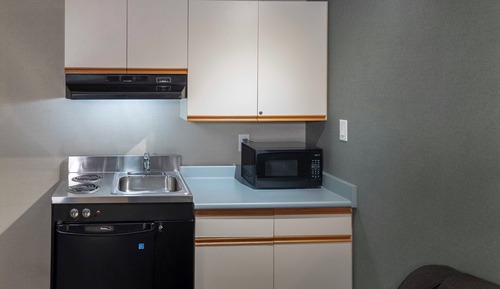 Habitación, 2 camas de matrimonio, cocina básica