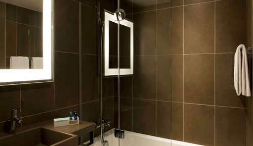 Habitación superior con 2 camas individuales, 1 cama de matrimonio con sofá cama