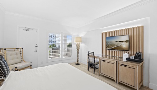 Habitación, 1 cama de matrimonio grande, balcón, vistas parciales al mar