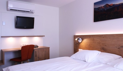 Habitación superior con 2 camas individuales, junto a la montaña