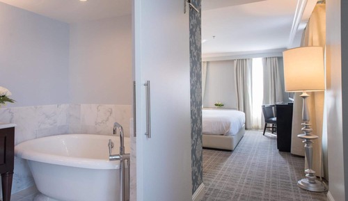Habitación Deluxe, 1 cama de matrimonio grande, en esquina (Spa Bathroom)