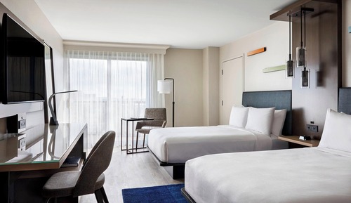 Habitación estándar, 2 camas dobles (Mobility/Hearing Access, Roll-In Shwr)