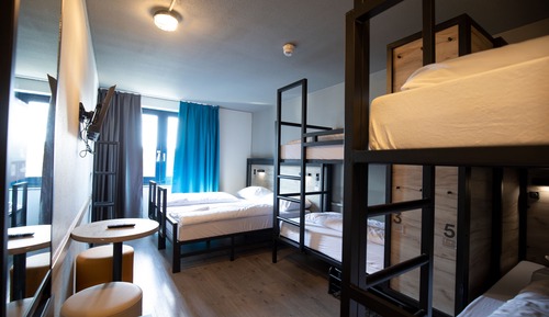 Habitación (Six-Bed Room)