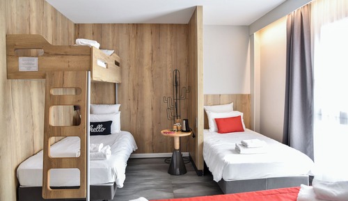 Habitación, varias camas