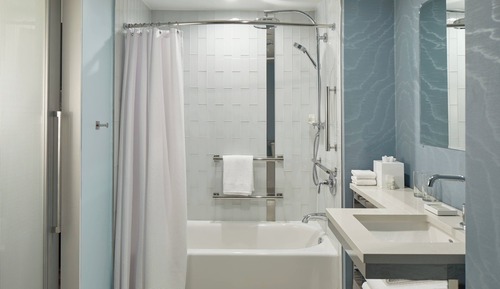 Habitación Club, 1 cama de matrimonio grande (Mobility/Hearing Accessible, Tub)