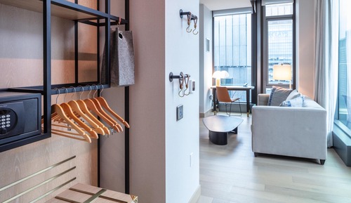 Suite, 1 cama de matrimonio grande, en esquina (Roll-In Shower)