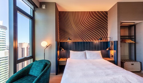 Suite, 1 cama de matrimonio grande, en esquina (Roll-In Shower)