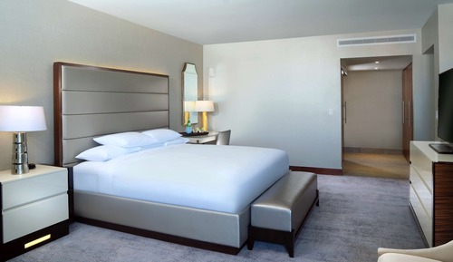 Suite, 1 cama de matrimonio grande con sofá cama, vistas parciales al mar