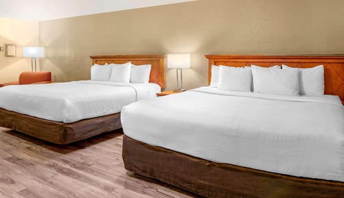 Suite, no fumadores (2 King Beds with 2 Person Sofa bed)