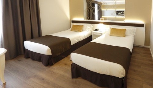 Habitación con 2 camas individuales