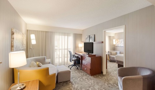 Suite, varias camas (One Bedroom - Pool View)