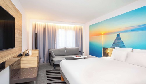 Habitación superior (1 Double Bed with 2 Single Sofa Beds)