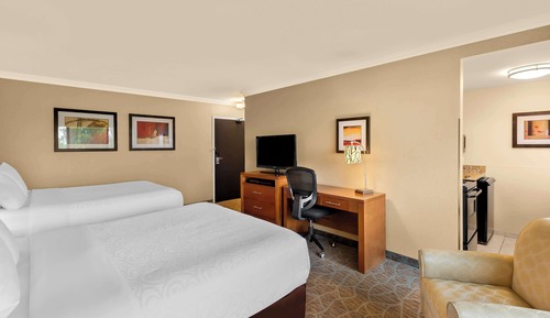 Habitación estándar, 2 camas de matrimonio, no fumadores, balcón (with Partial Harbour View)