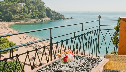Habitación romántica, terraza, vistas parciales al mar