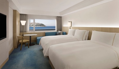 Low Floor Beach Family, Deluxe 1 Queen and 1 Twin, Partial sea view, Low floor